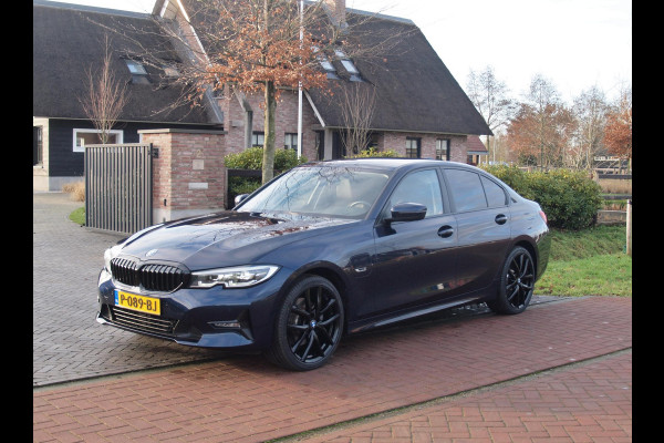 BMW 3-serie 320e Business Edition Plus | Plug-in Hybride | 19 Inch zwarte velgen | Sportstoelen | Leer | NL-Auto |