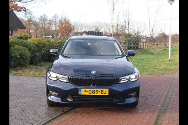 BMW 3-serie 320e Business Edition Plus | Plug-in Hybride | 19 Inch zwarte velgen | Sportstoelen | Leer | NL-Auto |