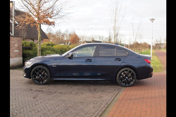 BMW 3-serie 320e Business Edition Plus | Plug-in Hybride | 19 Inch zwarte velgen | Sportstoelen | Leer | NL-Auto |