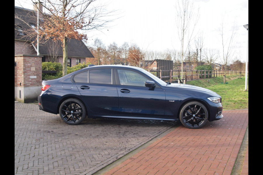 BMW 3-serie 320e Business Edition Plus | Plug-in Hybride | 19 Inch zwarte velgen | Sportstoelen | Leer | NL-Auto |