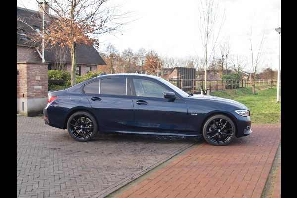 BMW 3-serie 320e Business Edition Plus | Plug-in Hybride | 19 Inch zwarte velgen | Sportstoelen | Leer | NL-Auto |