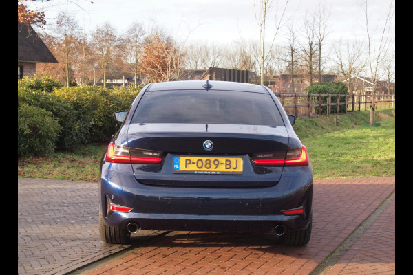 BMW 3-serie 320e Business Edition Plus | Plug-in Hybride | 19 Inch zwarte velgen | Sportstoelen | Leer | NL-Auto |