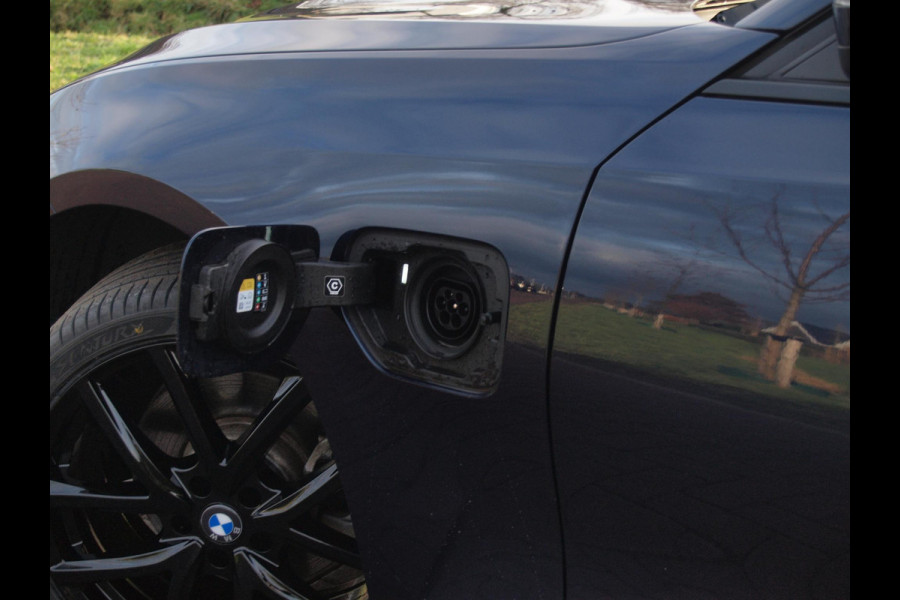 BMW 3-serie 320e Business Edition Plus | Plug-in Hybride | 19 Inch zwarte velgen | Sportstoelen | Leer | NL-Auto |