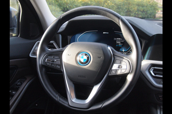 BMW 3-serie 320e Business Edition Plus | Plug-in Hybride | 19 Inch zwarte velgen | Sportstoelen | Leer | NL-Auto |