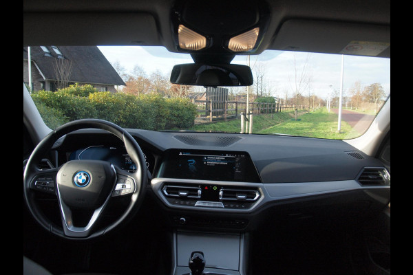 BMW 3-serie 320e Business Edition Plus | Plug-in Hybride | 19 Inch zwarte velgen | Sportstoelen | Leer | NL-Auto |