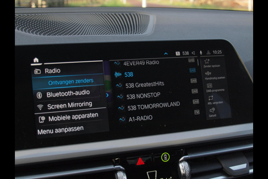 BMW 3-serie 320e Business Edition Plus | Plug-in Hybride | 19 Inch zwarte velgen | Sportstoelen | Leer | NL-Auto |