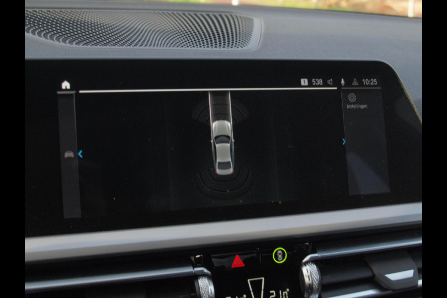 BMW 3-serie 320e Business Edition Plus | Plug-in Hybride | 19 Inch zwarte velgen | Sportstoelen | Leer | NL-Auto |