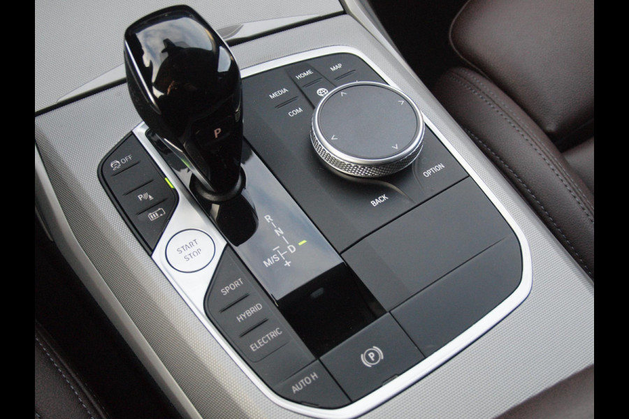 BMW 3-serie 320e Business Edition Plus | Plug-in Hybride | 19 Inch zwarte velgen | Sportstoelen | Leer | NL-Auto |