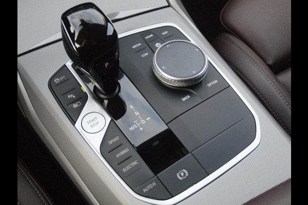 BMW 3-serie 320e Business Edition Plus | Plug-in Hybride | 19 Inch zwarte velgen | Sportstoelen | Leer | NL-Auto |