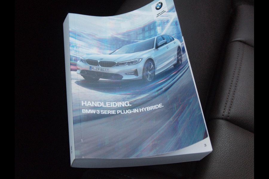 BMW 3-serie 320e Business Edition Plus | Plug-in Hybride | 19 Inch zwarte velgen | Sportstoelen | Leer | NL-Auto |