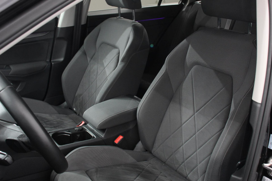 Volkswagen Golf Variant 1.5 eTSI 150pk DSG Style | Navigatie | Apple Carplay/Android Auto | Lane Assist | Dodehoek Assistent | Head-up Display |Park Assist | Parkeersensoren | Camera | Stuur- en stoelverwarming | Keyless Entry/Start | LED-verlichting voor