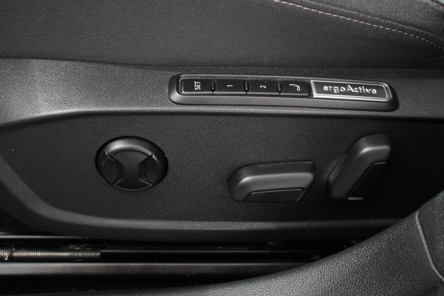 Volkswagen Golf Variant 1.5 eTSI 150pk DSG Style | Navigatie | Apple Carplay/Android Auto | Lane Assist | Dodehoek Assistent | Head-up Display |Park Assist | Parkeersensoren | Camera | Stuur- en stoelverwarming | Keyless Entry/Start | LED-verlichting voor