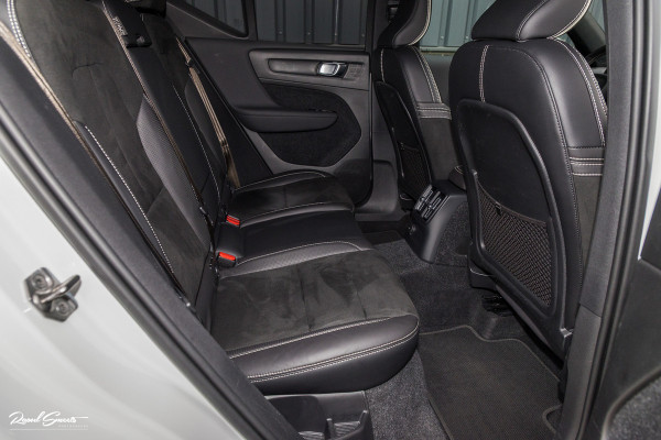 Volvo XC40 1.5 T5 Recharge R-Design | Zwenkbare trekhaak | Adaptieve cruise | Blis | Metallic |