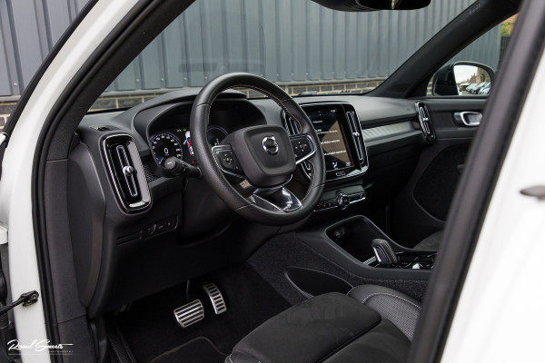 Volvo XC40 1.5 T5 Recharge R-Design | Zwenkbare trekhaak | Adaptieve cruise | Blis | Metallic |