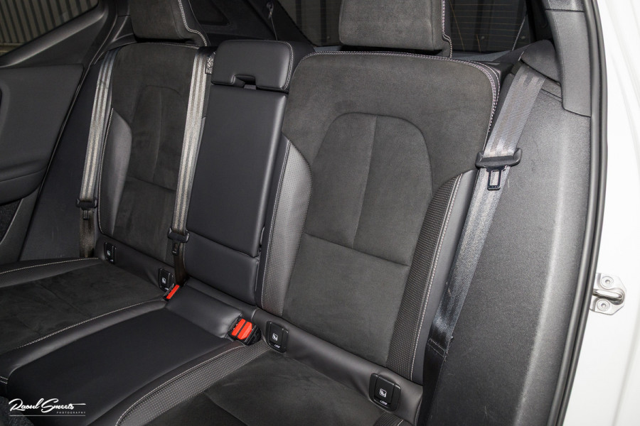 Volvo XC40 1.5 T5 Recharge R-Design | Zwenkbare trekhaak | Adaptieve cruise | Blis | Metallic |