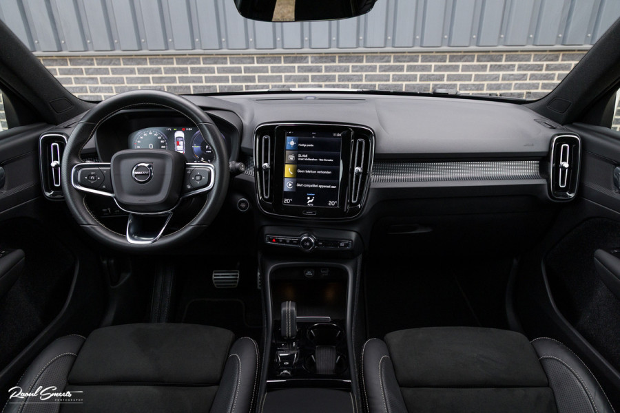 Volvo XC40 1.5 T5 Recharge R-Design | Zwenkbare trekhaak | Adaptieve cruise | Blis | Metallic |