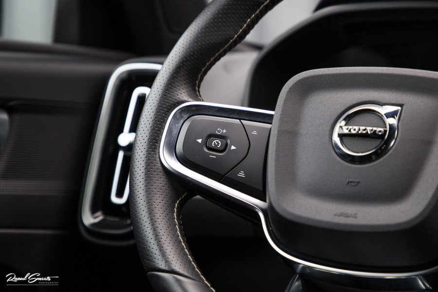 Volvo XC40 1.5 T5 Recharge R-Design | Zwenkbare trekhaak | Adaptieve cruise | Blis | Metallic |