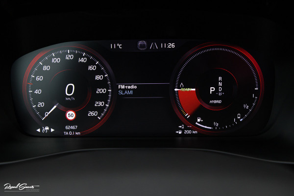 Volvo XC40 1.5 T5 Recharge R-Design | Zwenkbare trekhaak | Adaptieve cruise | Blis | Metallic |