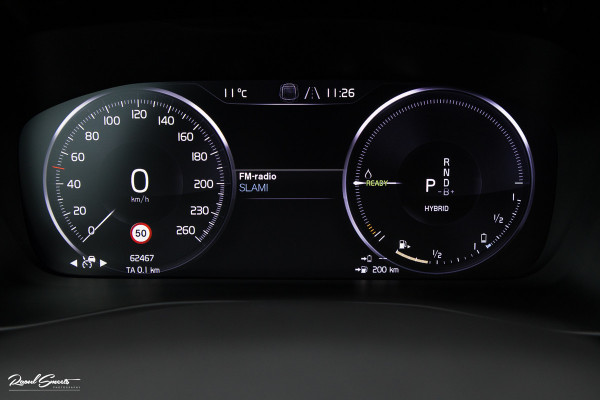 Volvo XC40 1.5 T5 Recharge R-Design | Zwenkbare trekhaak | Adaptieve cruise | Blis | Metallic |