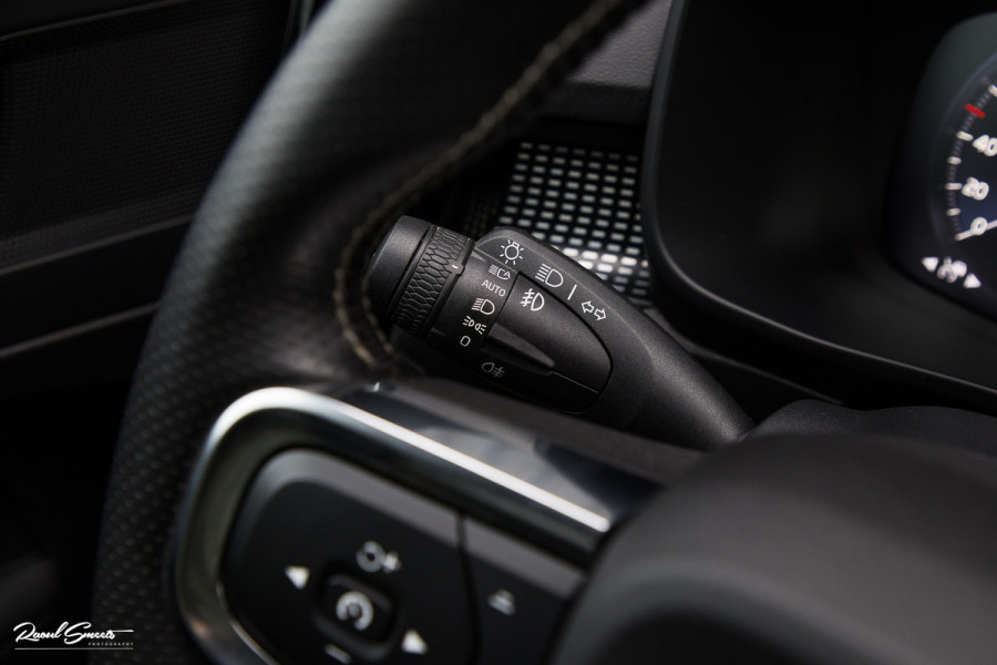 Volvo XC40 1.5 T5 Recharge R-Design | Zwenkbare trekhaak | Adaptieve cruise | Blis | Metallic |