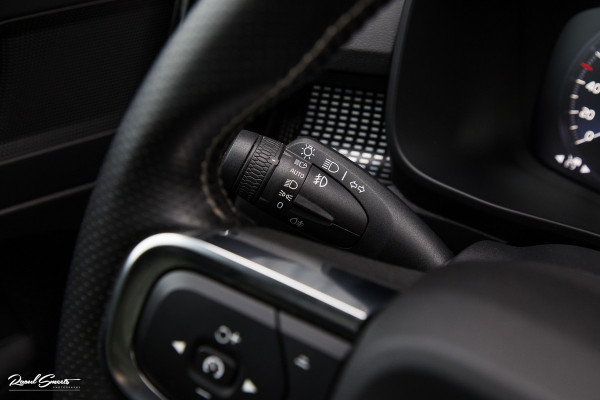 Volvo XC40 1.5 T5 Recharge R-Design | Zwenkbare trekhaak | Adaptieve cruise | Blis | Metallic |