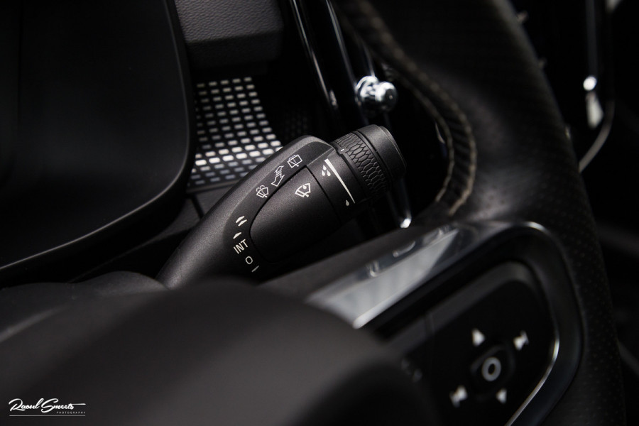 Volvo XC40 1.5 T5 Recharge R-Design | Zwenkbare trekhaak | Adaptieve cruise | Blis | Metallic |