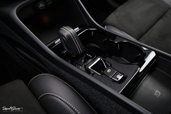 Volvo XC40 1.5 T5 Recharge R-Design | Zwenkbare trekhaak | Adaptieve cruise | Blis | Metallic |