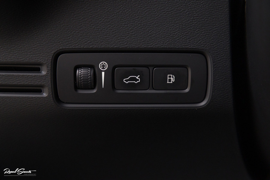 Volvo XC40 1.5 T5 Recharge R-Design | Zwenkbare trekhaak | Adaptieve cruise | Blis | Metallic |