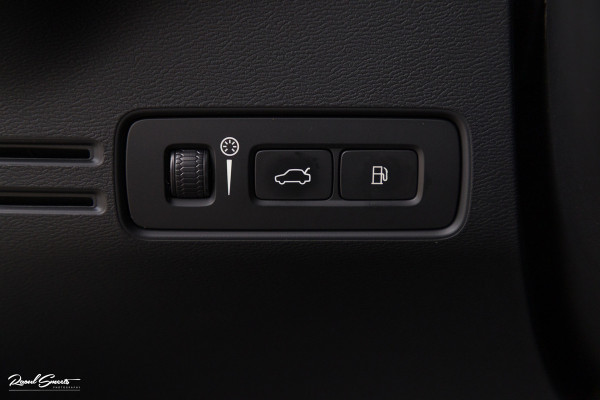 Volvo XC40 1.5 T5 Recharge R-Design | Zwenkbare trekhaak | Adaptieve cruise | Blis | Metallic |
