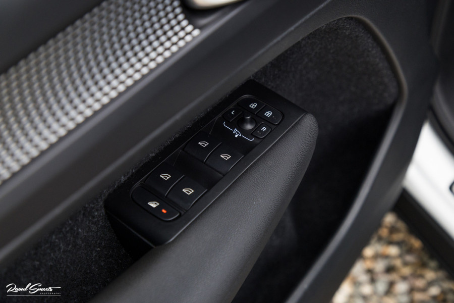 Volvo XC40 1.5 T5 Recharge R-Design | Zwenkbare trekhaak | Adaptieve cruise | Blis | Metallic |