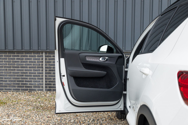 Volvo XC40 1.5 T5 Recharge R-Design | Zwenkbare trekhaak | Adaptieve cruise | Blis | Metallic |