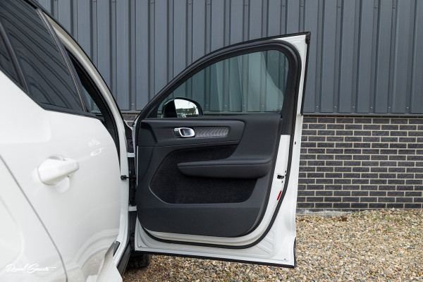 Volvo XC40 1.5 T5 Recharge R-Design | Zwenkbare trekhaak | Adaptieve cruise | Blis | Metallic |
