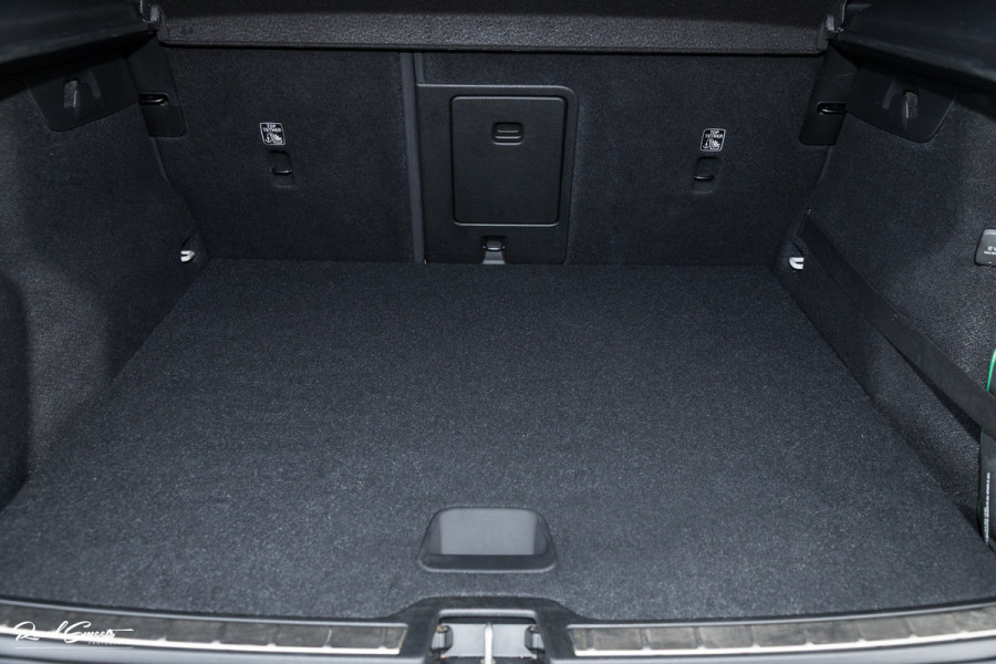 Volvo XC40 1.5 T5 Recharge R-Design | Zwenkbare trekhaak | Adaptieve cruise | Blis | Metallic |