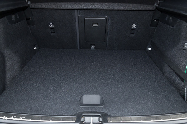 Volvo XC40 1.5 T5 Recharge R-Design | Zwenkbare trekhaak | Adaptieve cruise | Blis | Metallic |