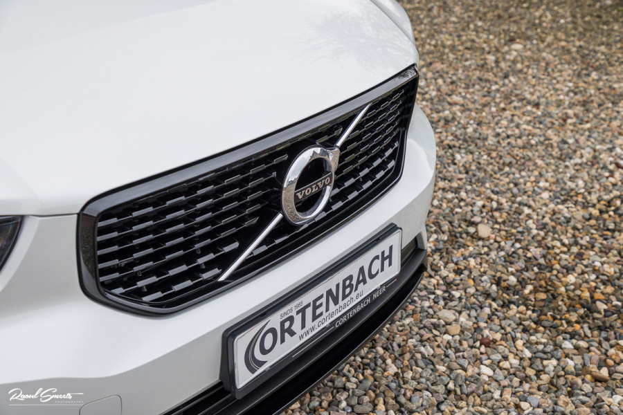 Volvo XC40 1.5 T5 Recharge R-Design | Zwenkbare trekhaak | Adaptieve cruise | Blis | Metallic |