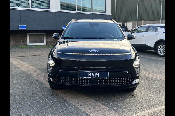 Hyundai KONA ELECTRIC Comfort Smart 65.4 kWh | Longrange | 3-Fase Lader | Warmtepomp | Dealeronderhouden | Fabrieksgarantie Hyundai tot 2029 | Elektrische Achterklep | Stoel & Stuurverwarming | Afnembare Trekhaak | Rijklaar Geleverd
