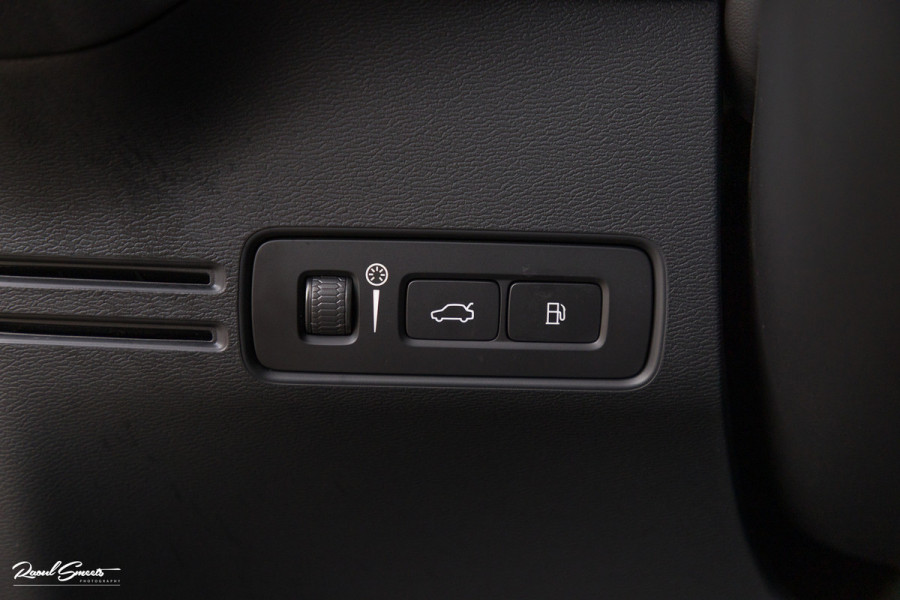 Volvo XC40 1.5 T5 Plug-in hybrid Ultimate Dark | Panorama dak | Adaptieve cruise | Blis | Memory | Harman Kardon |