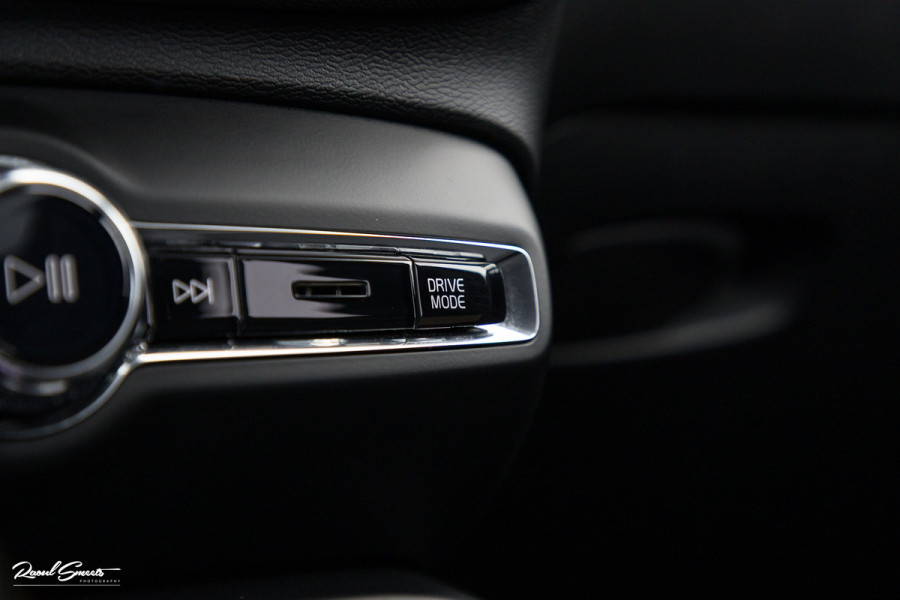 Volvo XC40 1.5 T5 Plug-in hybrid Ultimate Dark | Panorama dak | Adaptieve cruise | Blis | Memory | Harman Kardon |