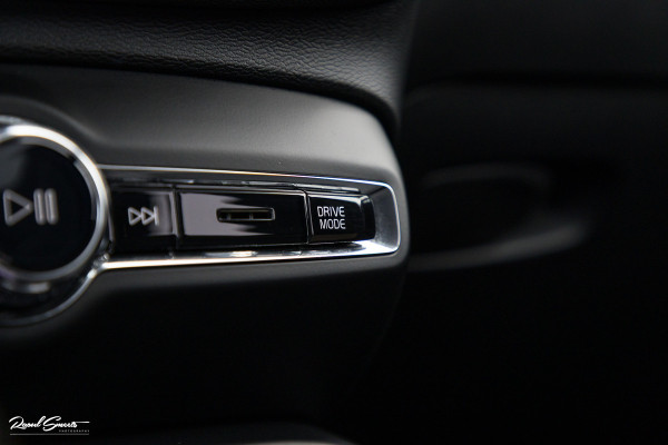 Volvo XC40 1.5 T5 Plug-in hybrid Ultimate Dark | Panorama dak | Adaptieve cruise | Blis | Memory | Harman Kardon |