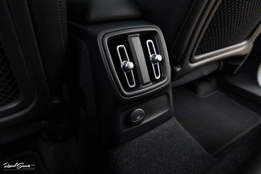 Volvo XC40 1.5 T5 Plug-in hybrid Ultimate Dark | Panorama dak | Adaptieve cruise | Blis | Memory | Harman Kardon |