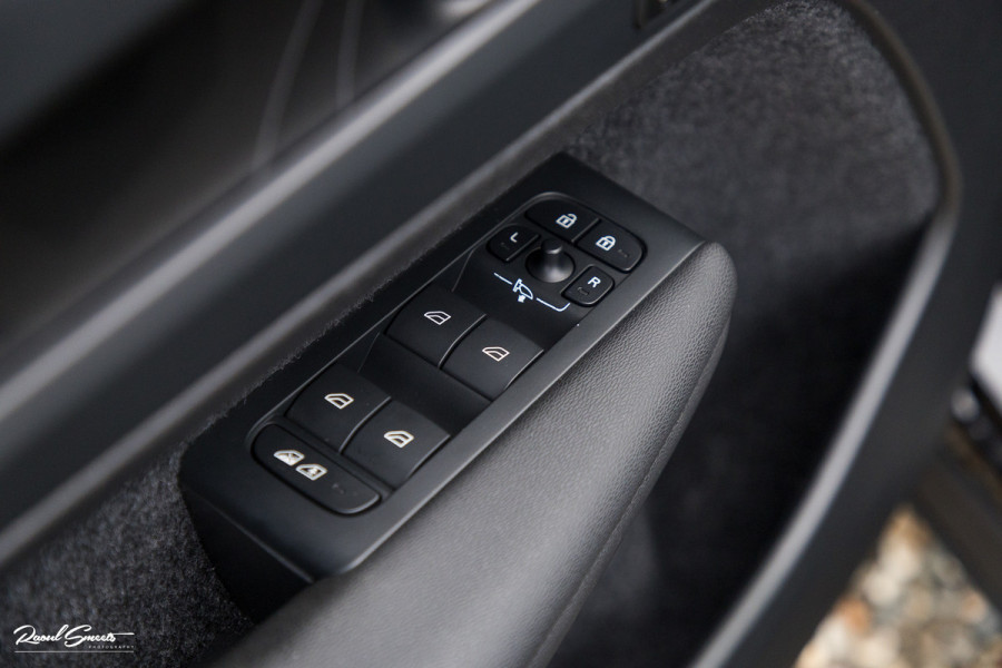 Volvo XC40 1.5 T5 Plug-in hybrid Ultimate Dark | Panorama dak | Adaptieve cruise | Blis | Memory | Harman Kardon |