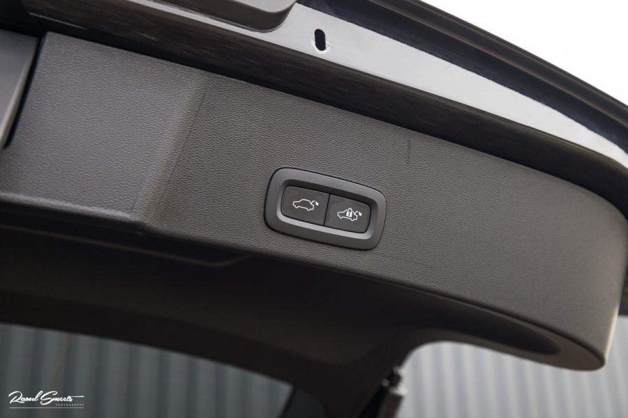 Volvo XC40 1.5 T5 Plug-in hybrid Ultimate Dark | Panorama dak | Adaptieve cruise | Blis | Memory | Harman Kardon |