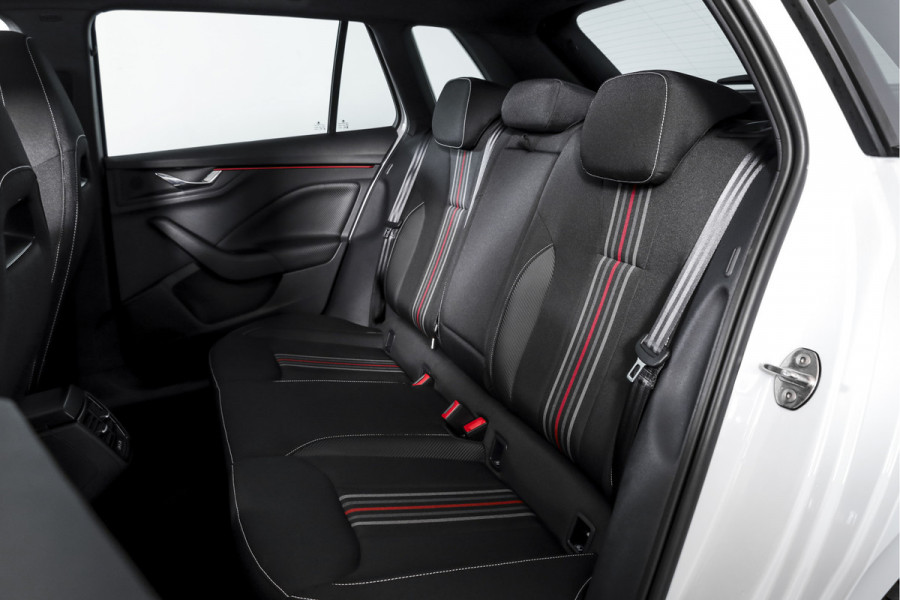 Škoda Kamiq 1.5 TSI 150 PK Monte Carlo - Automaat | Pano | Elek. Trekhaak | Dig. Cockpit | Cruise | Stoelverw. | Camera | PDC | NAV + App. Connect | ECC |  LM 18" | 0971