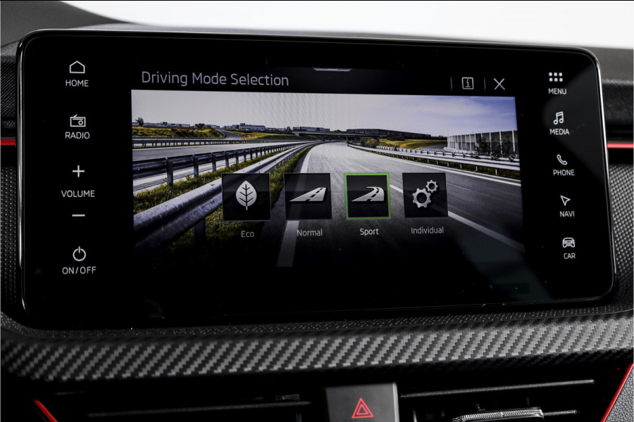 Škoda Kamiq 1.5 TSI 150 PK Monte Carlo - Automaat | Pano | Elek. Trekhaak | Dig. Cockpit | Cruise | Stoelverw. | Camera | PDC | NAV + App. Connect | ECC |  LM 18" | 0971