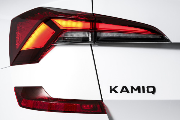 Škoda Kamiq 1.5 TSI 150 PK Monte Carlo - Automaat | Pano | Elek. Trekhaak | Dig. Cockpit | Cruise | Stoelverw. | Camera | PDC | NAV + App. Connect | ECC |  LM 18" | 0971