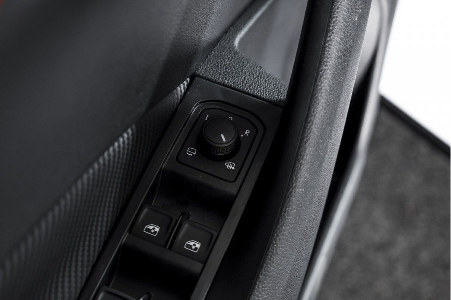 Škoda Kamiq 1.5 TSI 150 PK Monte Carlo - Automaat | Pano | Elek. Trekhaak | Dig. Cockpit | Cruise | Stoelverw. | Camera | PDC | NAV + App. Connect | ECC |  LM 18" | 0971