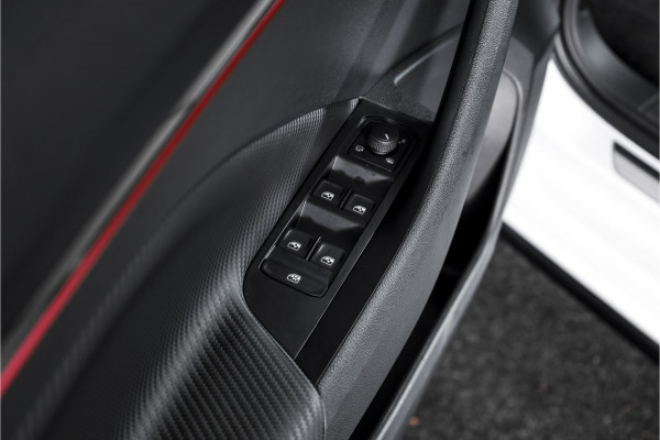 Škoda Kamiq 1.5 TSI 150 PK Monte Carlo - Automaat | Pano | Elek. Trekhaak | Dig. Cockpit | Cruise | Stoelverw. | Camera | PDC | NAV + App. Connect | ECC |  LM 18" | 0971