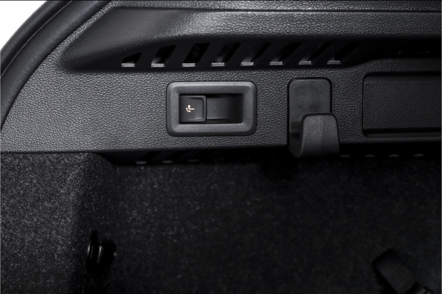 Škoda Kamiq 1.5 TSI 150 PK Monte Carlo - Automaat | Pano | Elek. Trekhaak | Dig. Cockpit | Cruise | Stoelverw. | Camera | PDC | NAV + App. Connect | ECC |  LM 18" | 0971