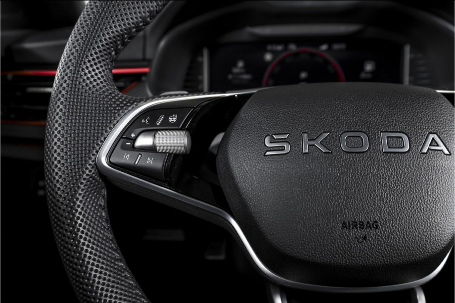 Škoda Kamiq 1.5 TSI 150 PK Monte Carlo - Automaat | Pano | Elek. Trekhaak | Dig. Cockpit | Cruise | Stoelverw. | Camera | PDC | NAV + App. Connect | ECC |  LM 18" | 7442