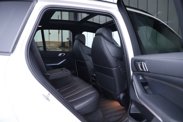 BMW X5 xDrive45e M | 394PK | Luchtvering | Head-up | Massage | M-Stoelen | Sfeerverlichting | Keyless-go | Stoelkoeling | Trekhaak | 20